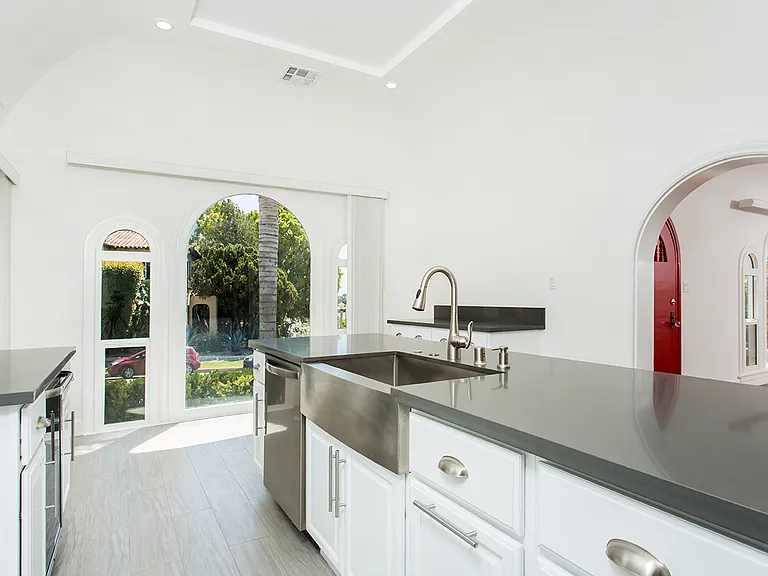 4733 Ambrose Ave — Photo 4
