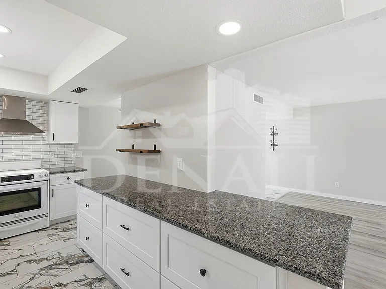 10602 E Elmhurst Dr — Photo 10