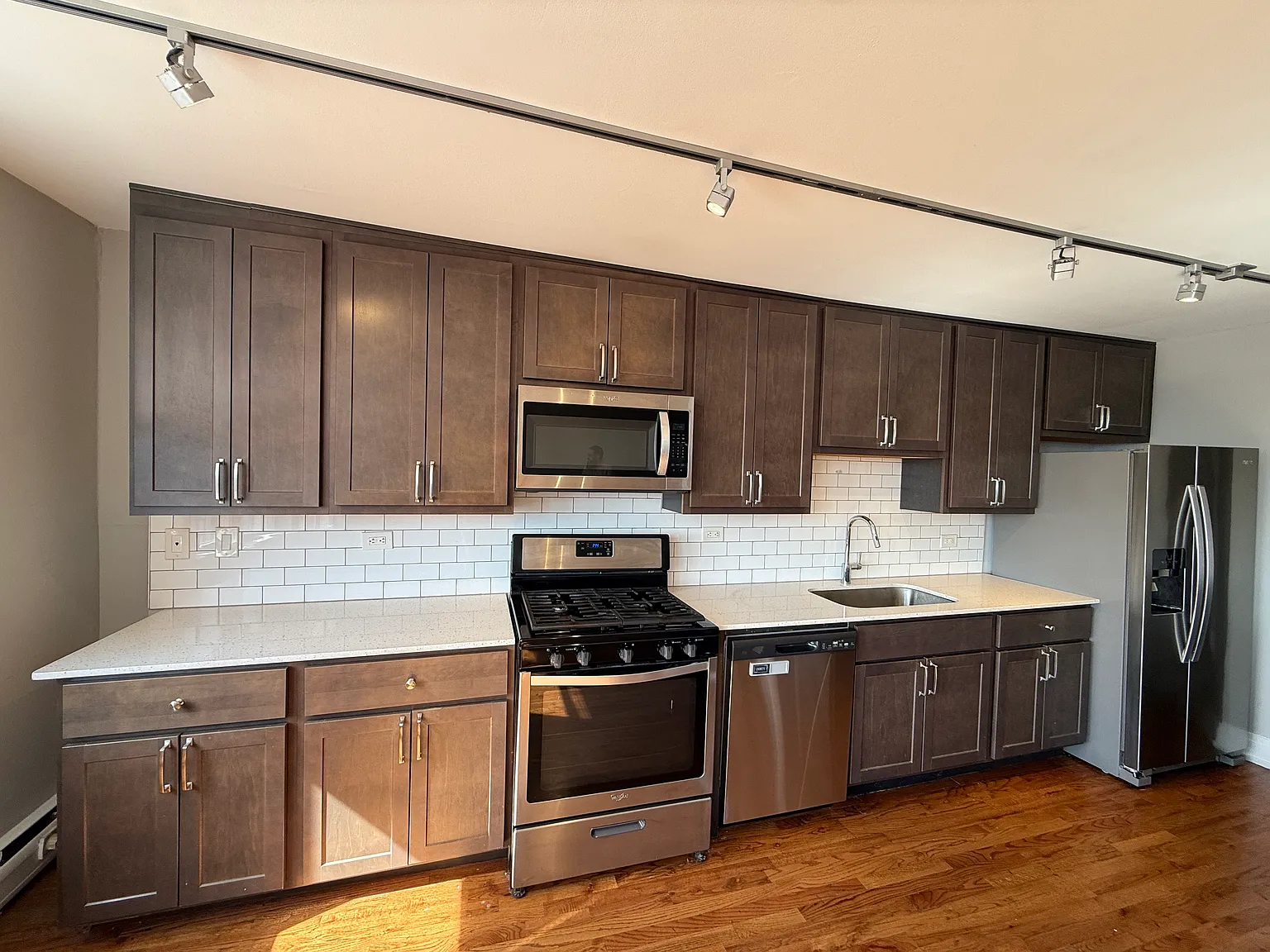 2 bed, 1.0 bath, 1050 sqft, $2,537 — Photo 3