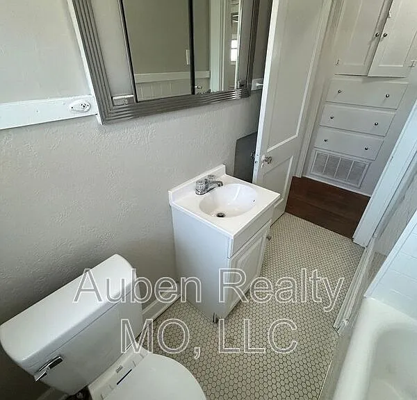 5426 Harrison St #2F — Photo 10