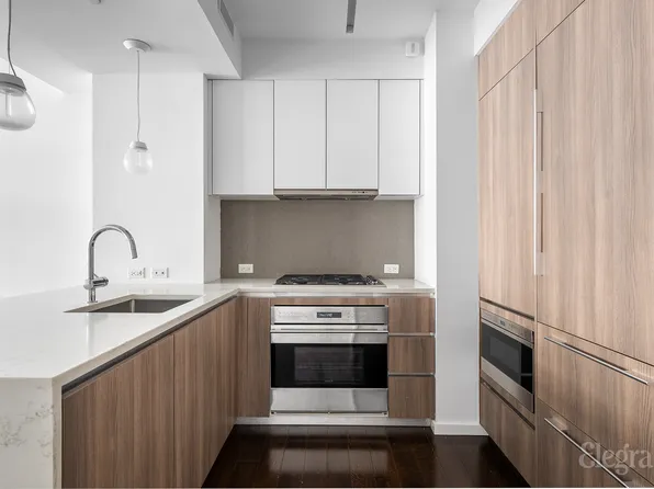 591 Third Avenue image 2 of 13