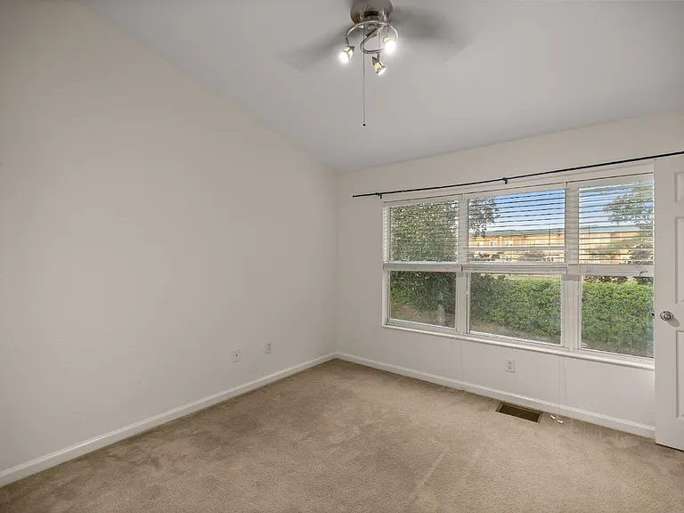 4428 SW 49th Ave — Photo 10