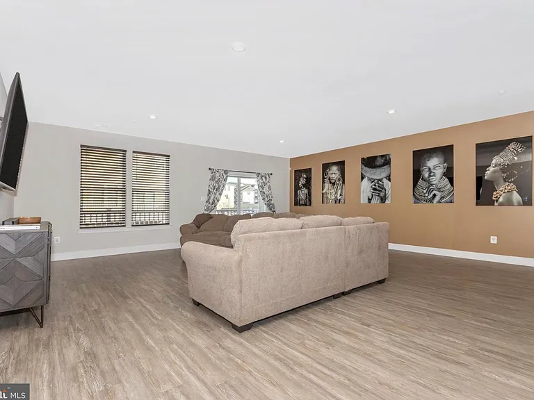 7616 Stemhart Ln — Photo 5