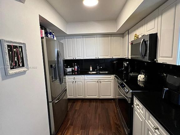 5th image of 1900 Purdy Ave APT 809
