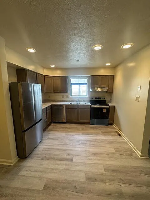 3 bed, 1.0 bath, 1500 sqft, $1,850 — Photo 4