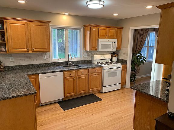 Kitchen with Breakfast Bar