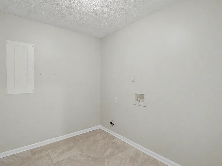 703 Woods Ct — Photo 11