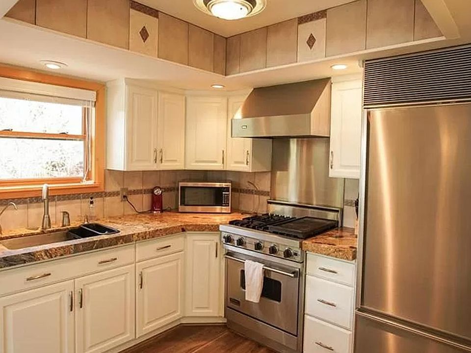Fully equipped kitchen with high end appliances (Subzero/Bosch)