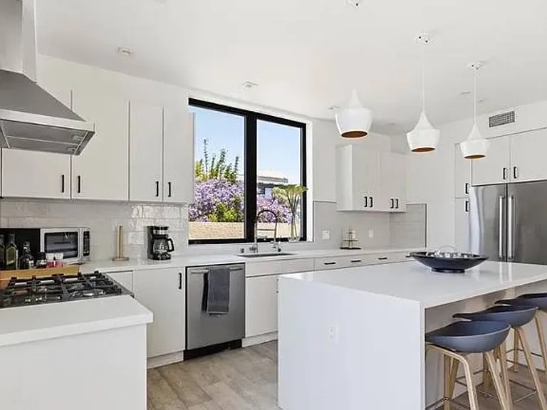 2432 Penmar Ave #201 — Photo 2