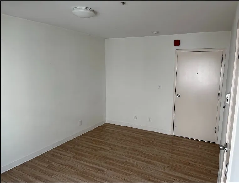 Studio, 235 sqft, $910 — Photo 3