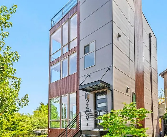 2409 E Thomas St — Photo 1