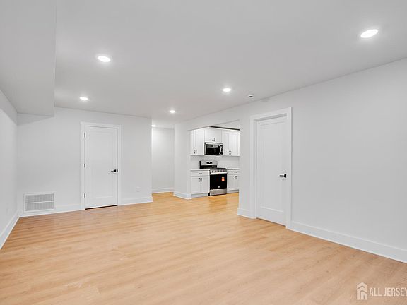 5th image of 304 College Dr