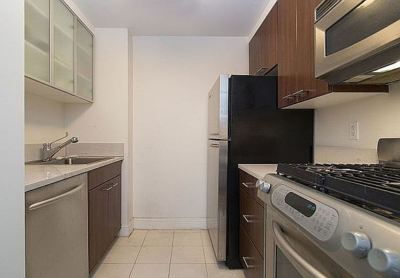 2nd image of 215 E 96th St #26G