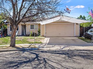 1013 W Sherwood Ct, Tulare, CA 93274