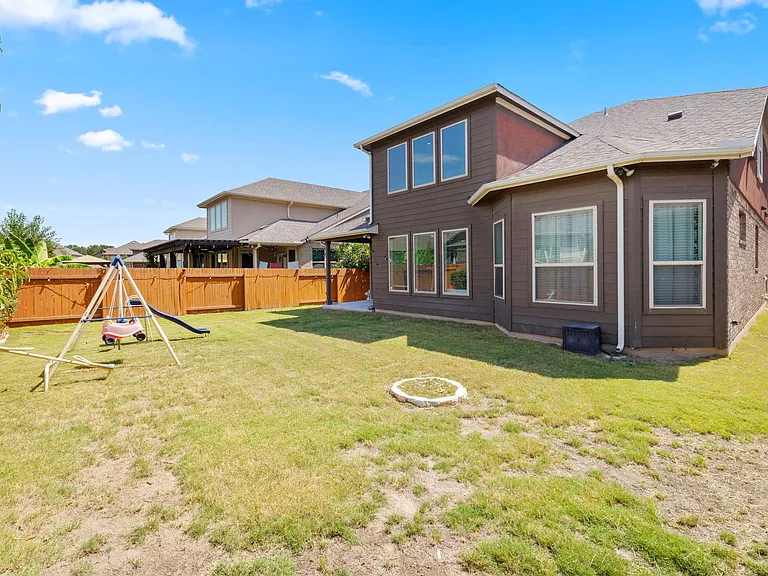 724 Pioneer Grv — Photo 35