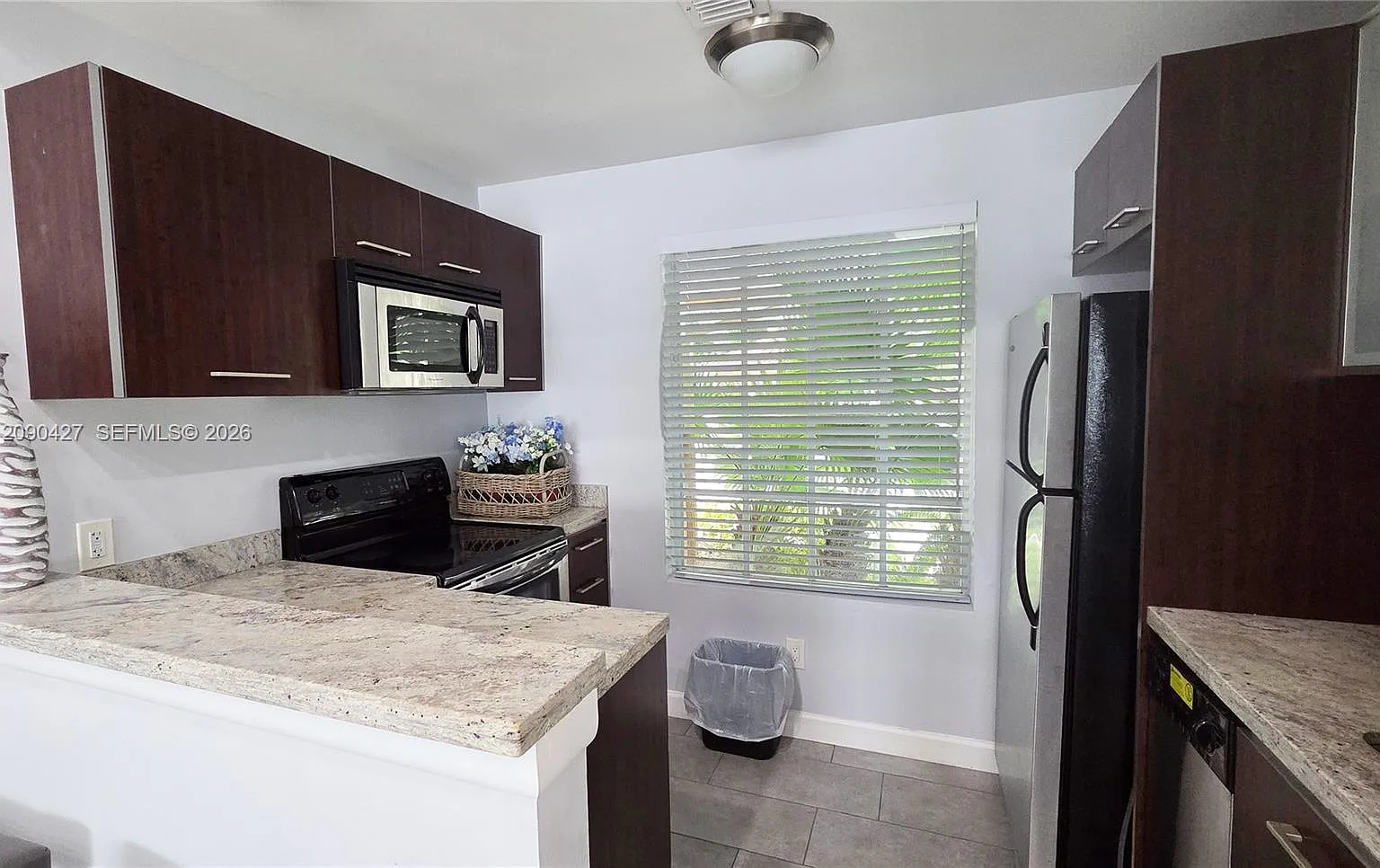 Colonnades Condo — Photo 1