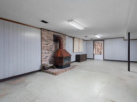 3rd image of 612 Folkstone Dr
