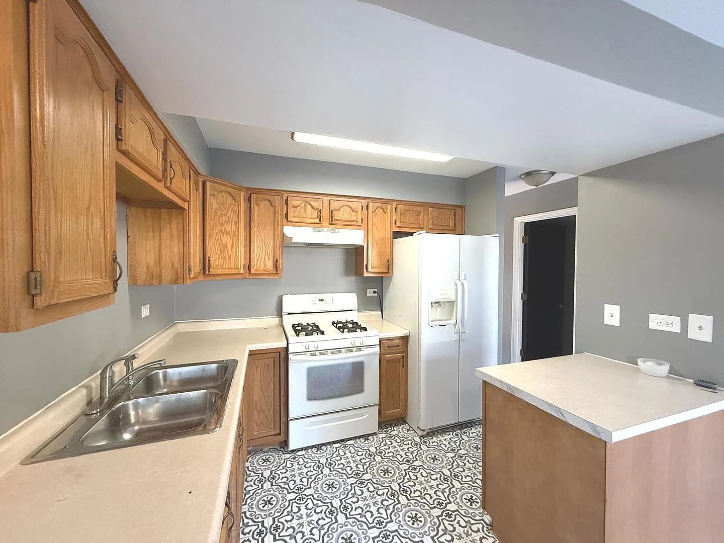 4 bed, 1.5 bath, 1232 sqft, $2,900 — Photo 2