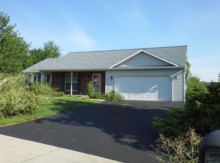 10 Coventry Cross Rd, Mount Wolf, PA 17347