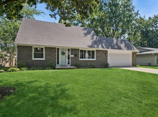 951 Denton Ct, Crystal Lake, IL 60014