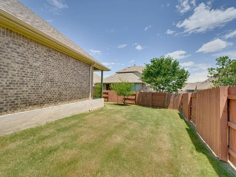 220 Oxbow Cv — Photo 36