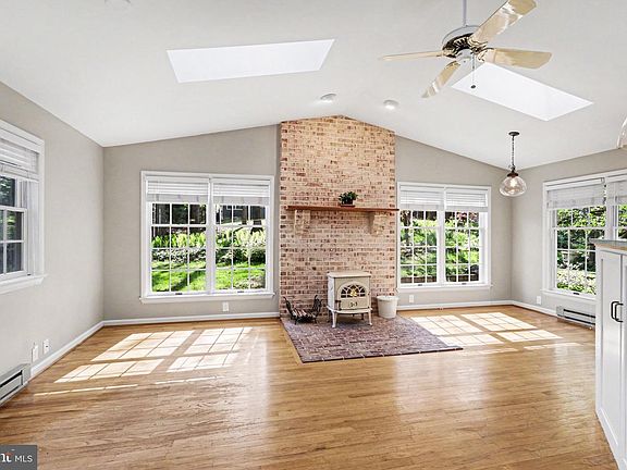 4th image of 1416 Bradley Ave