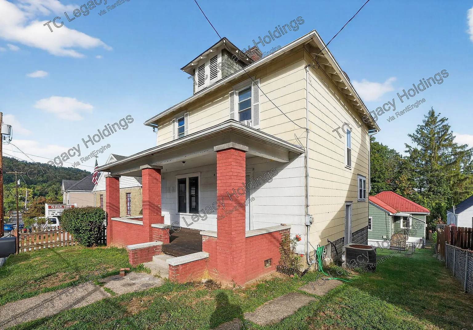 3 bed, 1.0 bath, 1352 sqft, $1,350 — Photo 2