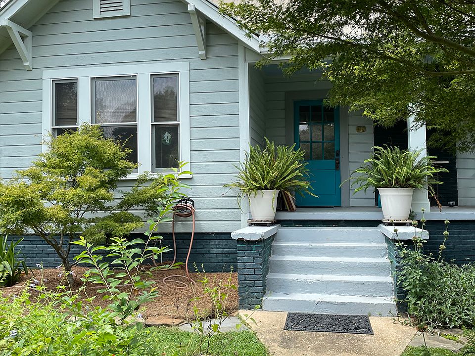 Bungalow 1940s freshly restored home in a quiet neighborhood. Becoming known as the 'Berkley' of Alabama with nearby UA professors & family choosing this close in community for charm & proximity.