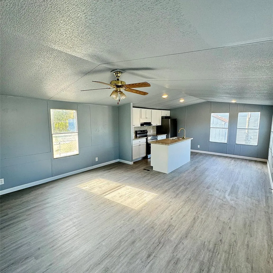 2 bed, 1.0 bath, 1556 sqft, $1,100 — Photo 4