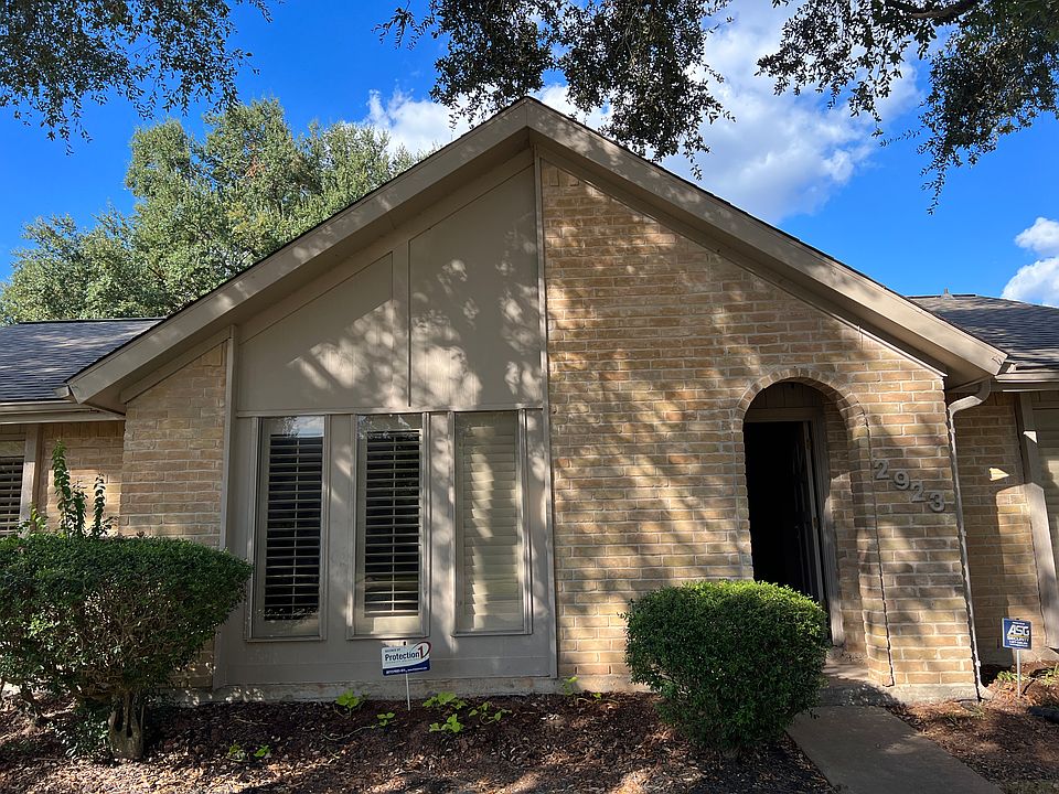 1st image of 2923 Colonial Dr