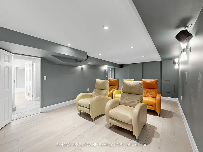1316 Cambridge Dr — Photo 41