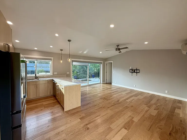1665 Laurel Ave — Photo 3