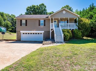 1896 Bakers Glade Ln, Hickory, NC 28602