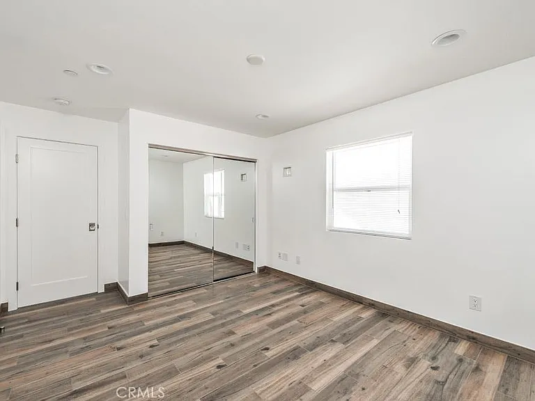 547 N Olive St — Photo 4