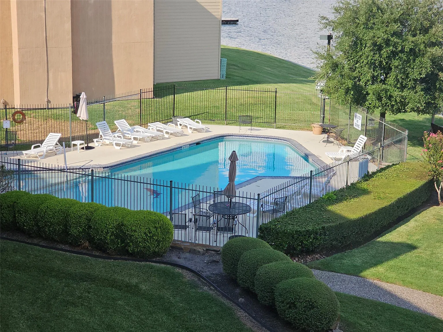 1 bed, 1.0 bath, 584 sqft, $1,050 — Photo 2