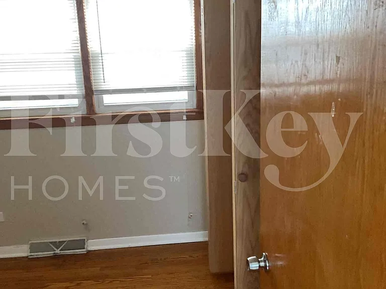 8725 S Luella Ave — Photo 6