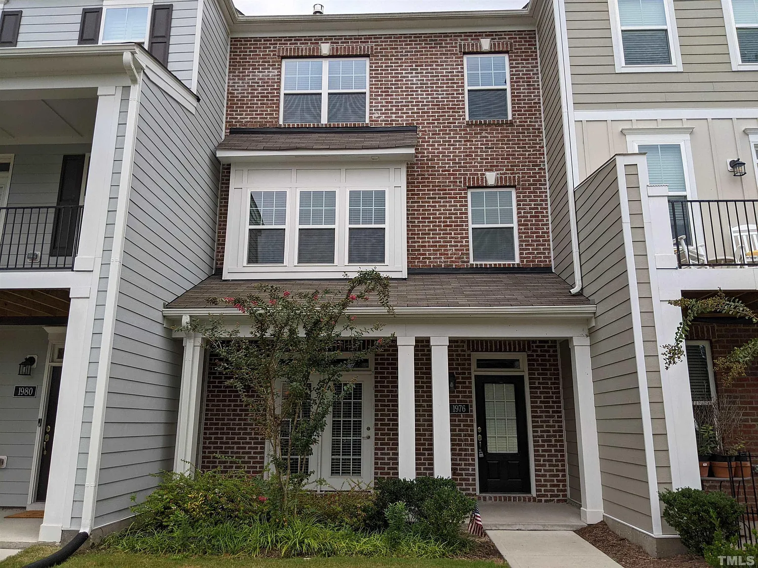 4 bed, 3.5 bath, 2116 sqft, $2,400 — Photo 1