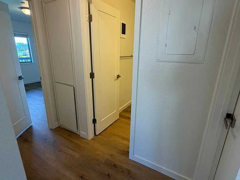 309 W C St — Photo 11