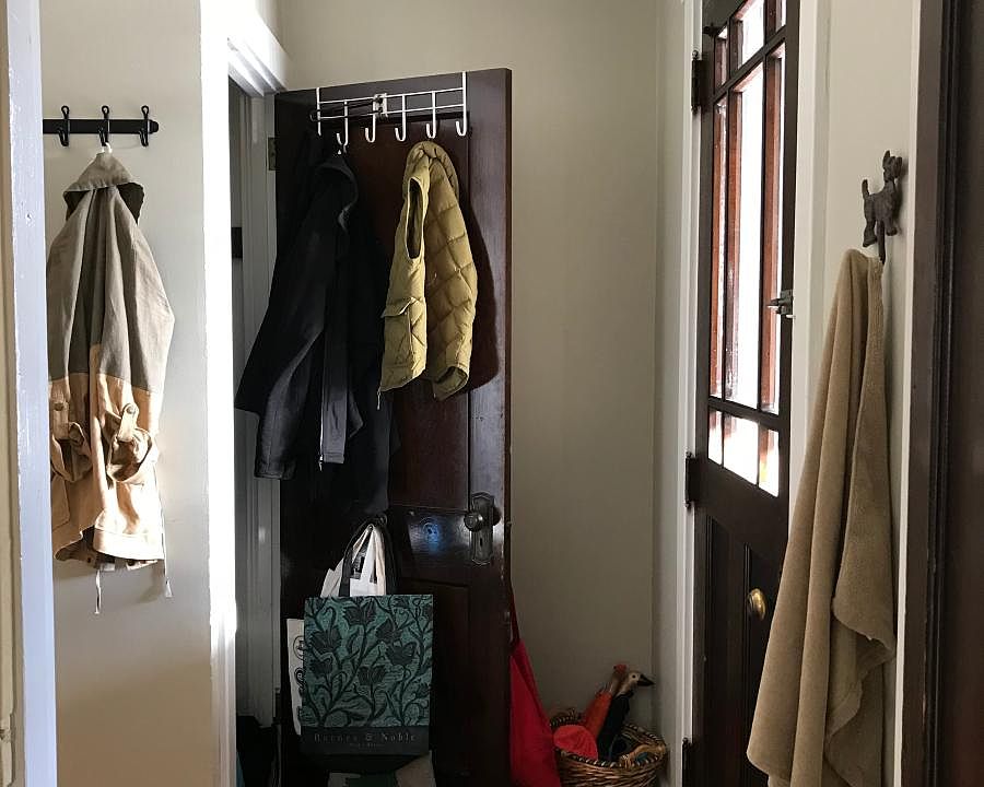 Entryway w/large closet