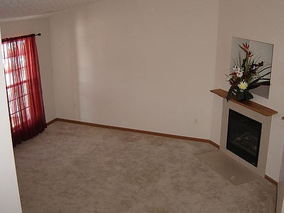 Living Room w Fireplace