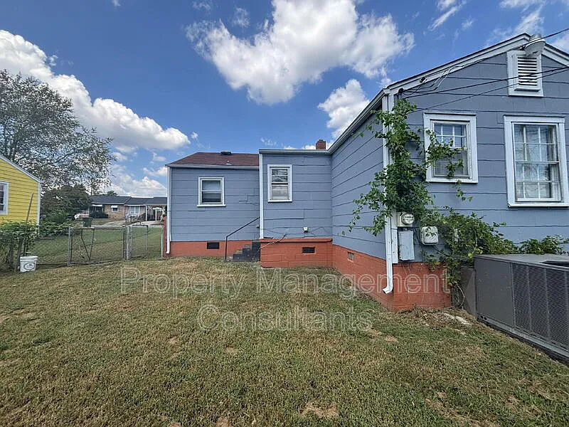 3 bed, 2.0 bath, 1289 sqft, $1,300 — Photo 3