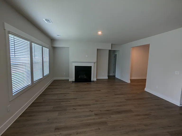 416 Roderick Ln — Photo 3