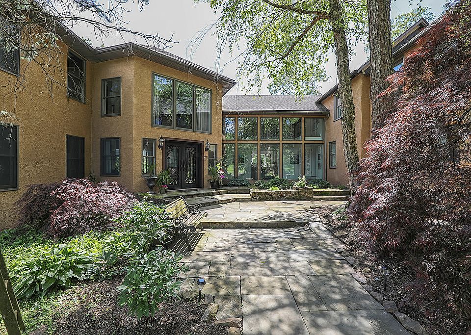 Manor's Courtyard / Entrance