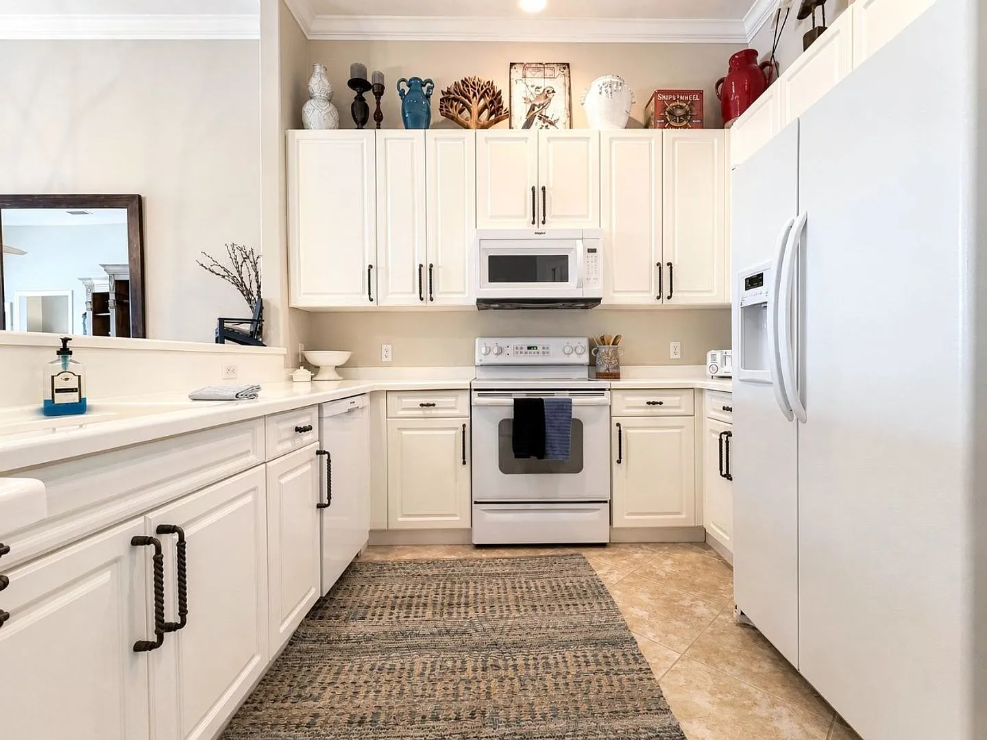 Beautifully furnished 2-bedroom and den, 2-bath in Sterlling Oak — Photo 2