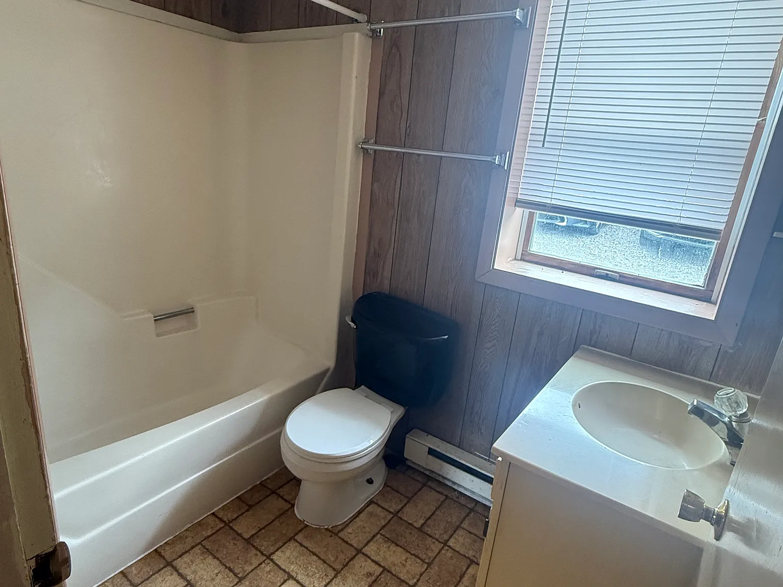 2 bed, 700 sqft, $795 — Photo 2