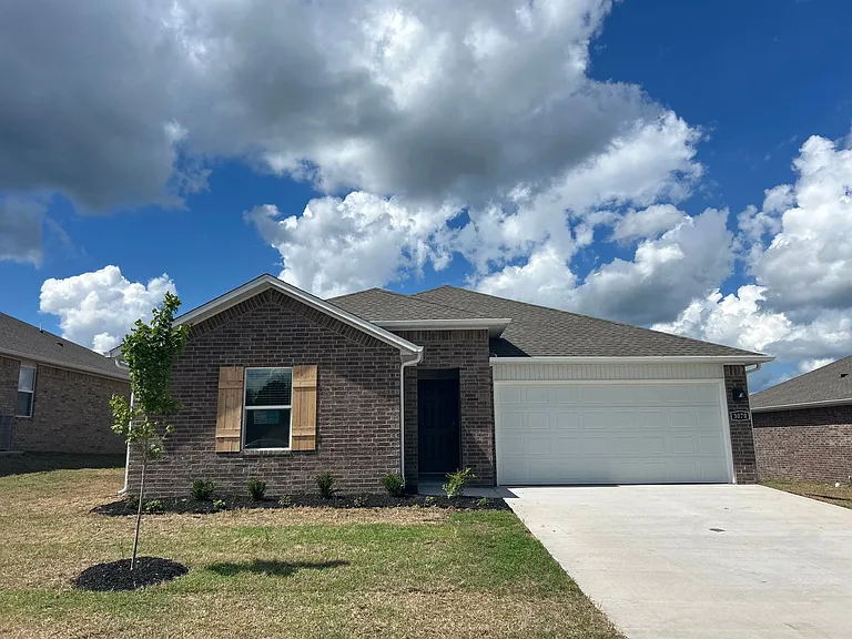 3070 Rosalee Ln — Photo 1