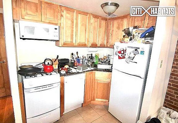 4th image of 137 W 75th St #1