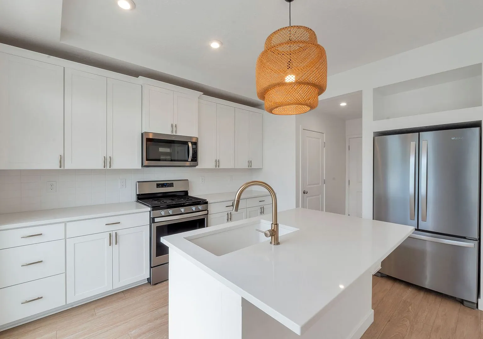 Like New Chic, Modern Spotless w 2 car attached — Photo 3