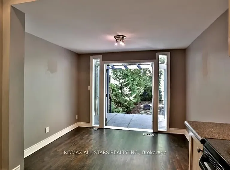 68 Macpherson Ave — Photo 9