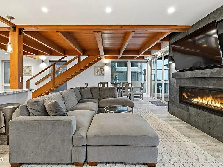 3373 Ocean Dr — Photo 14